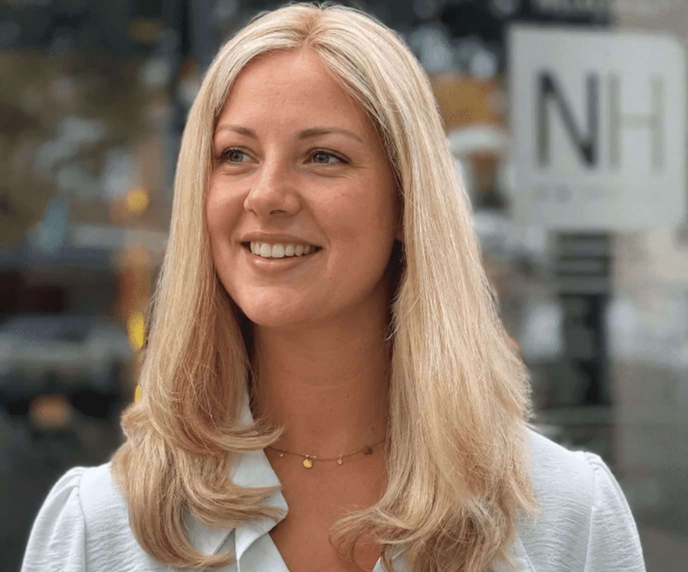 Vrouw met lang blond haar in de kapsalon